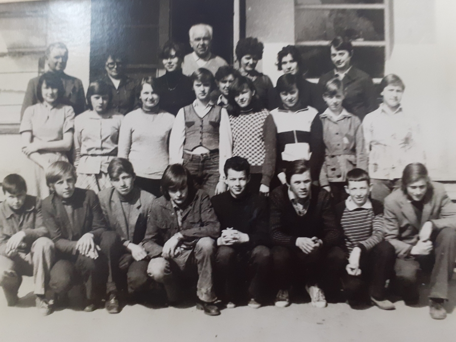 Grono pedagogiczne i absolwenci
 roku szkolnego 1965/1966