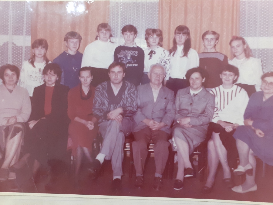 Grono pedagogiczne i absolwenci roku szkolnego 1988/1989